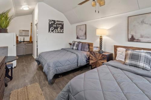 Oil City House | StargazerCaddo Lake Cabin with Kayaks