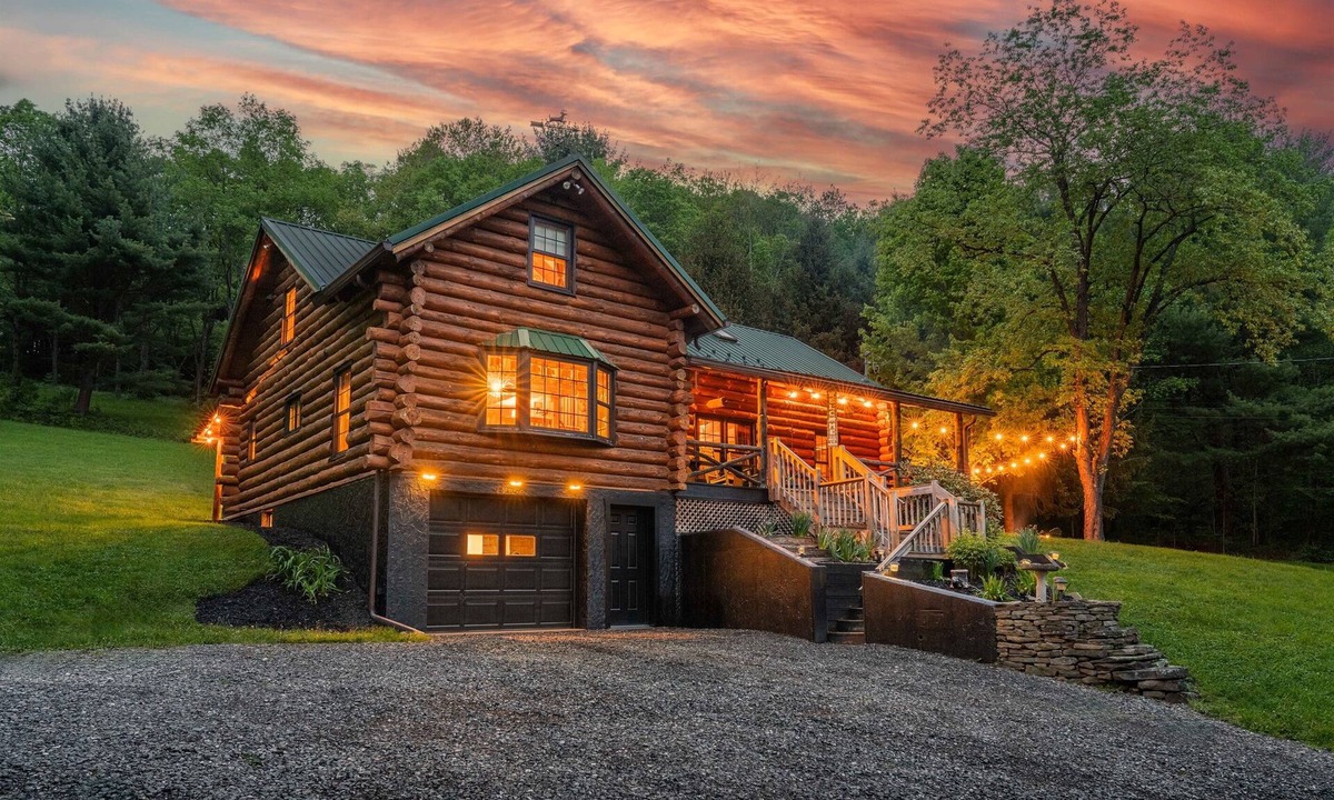 Coudersport Cabin | Stargazing Cabin | Hot Tub + Game Room + 85 Acres