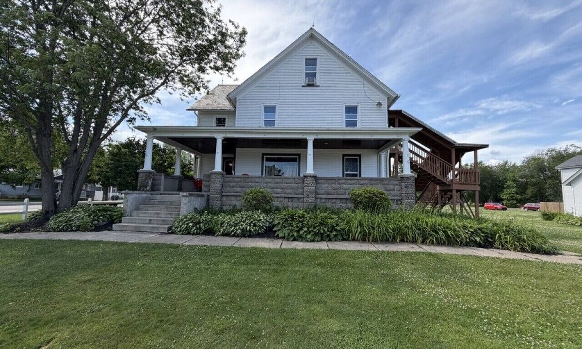 Geneva-on-the-Lake House | Stately Strip Home | Pets OK | Walk to Winery