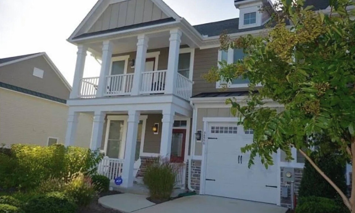 The Commons House | Stay At Award Winning Golf Resort Community just minutes from the beach