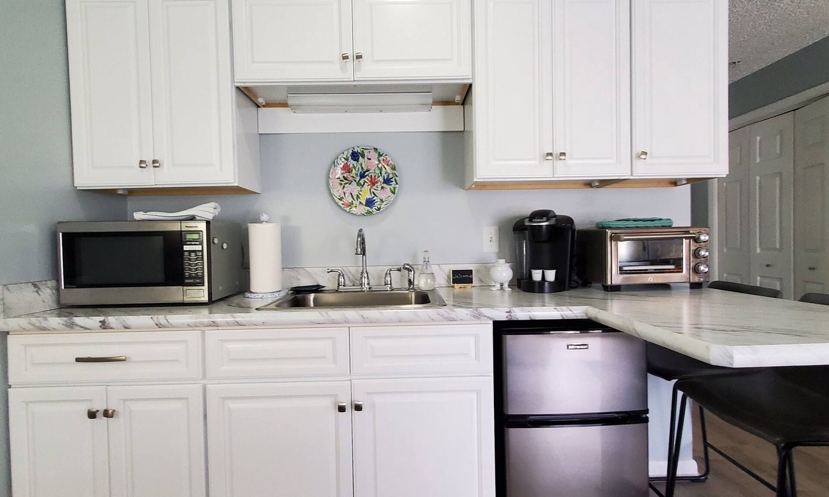 Ogunquit Apartment | steps to restaurants, walk to beach