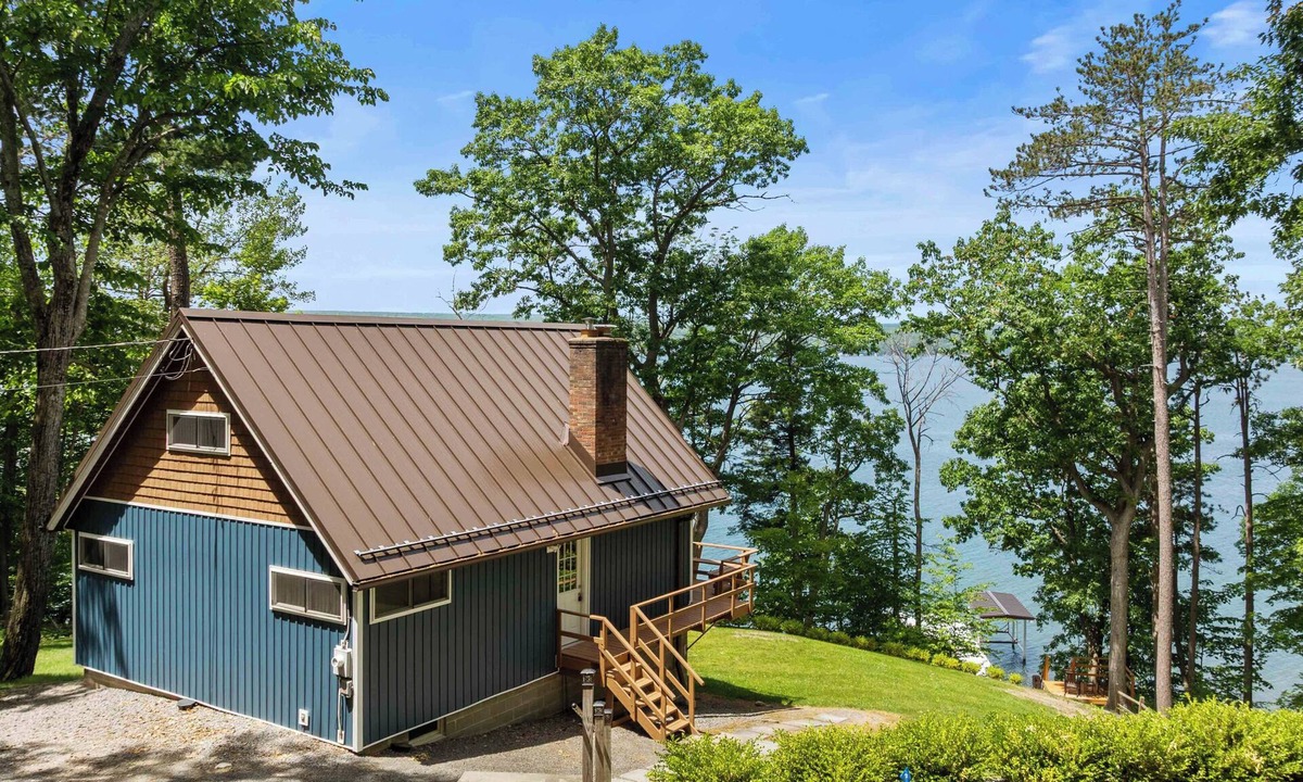 Valois Cottage | Stowaway - A Private Lakefront Experience With Over 100ft Of Shoreline!