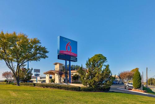 Denton Hotel | Studio 6-Denton, TX - UNT