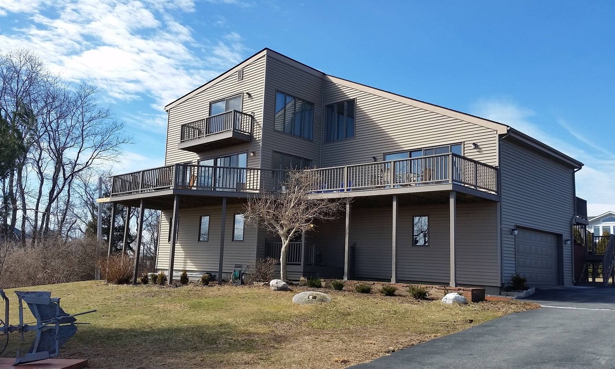 Wakefield-Peacedale House | Stunning 6 bedroom contemporary with a georgous view of Block Island Sound