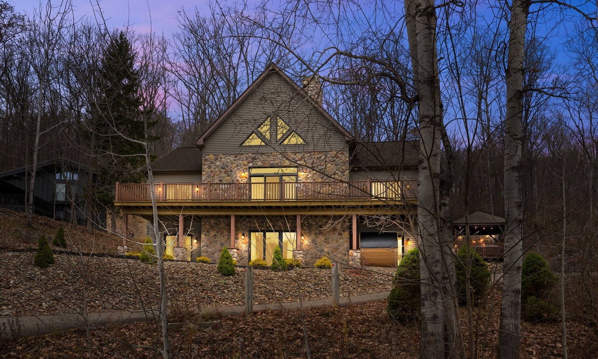 Ellicottville Cabin | ⛷️ Stunning 8 Bed Mountain Chalet | Steps from Holiday Valley | Hot Tub, Sauna, Theatre & Bar