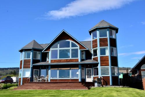 Homer House | Stunning Beachside Vacation Rental for Family or Group Glamping Escapes to Alaska