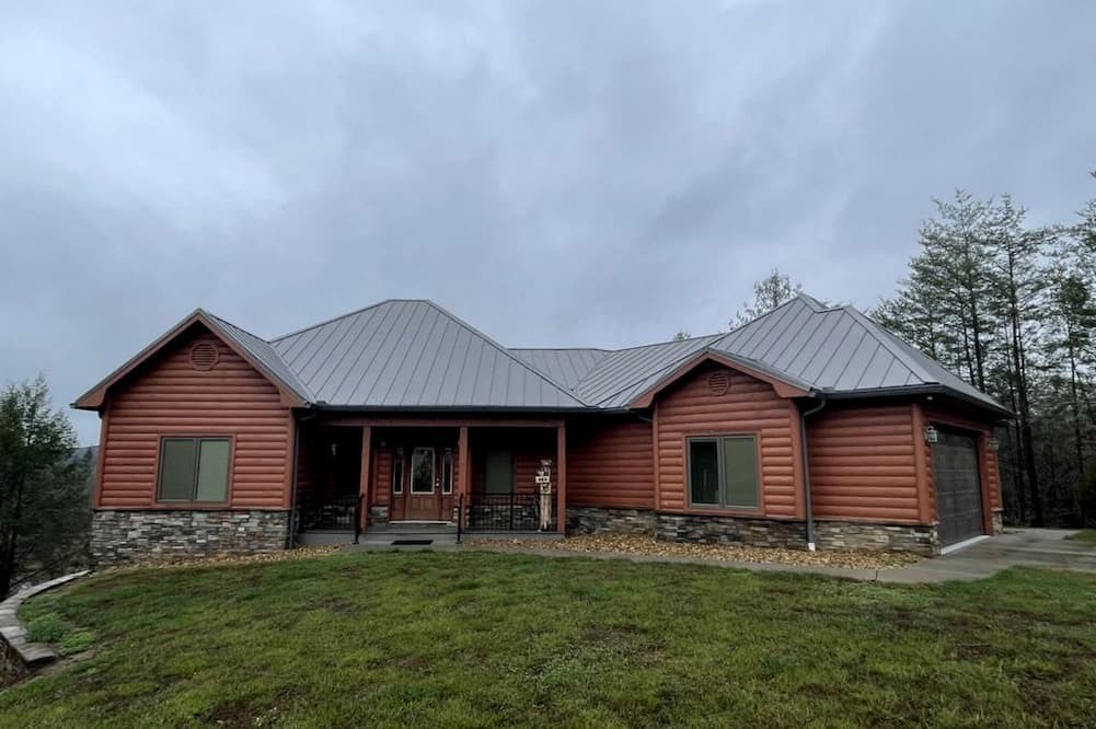 Tellico Plains Cabin | Stunning Cottage with Game Room, Spa Bath and Barbecue in Tellico Plains, Tennessee