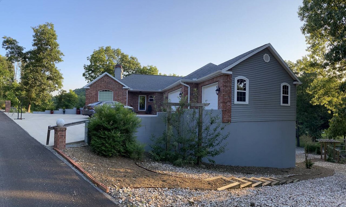Maysville House | Stunning Highlands Golf Course Home Overlooking 3rd Green Minutes from OZ Trails