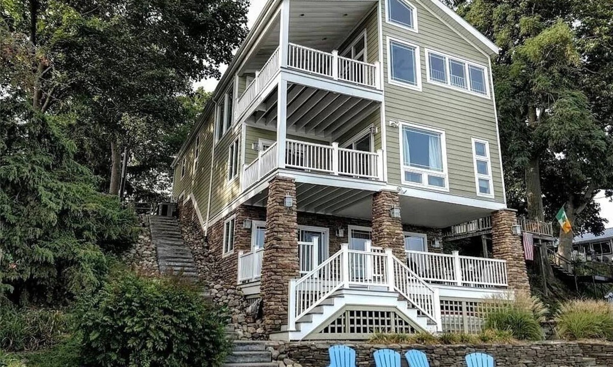 Town of Jerusalem House | Stunning Lakefront Family Friendly getaway