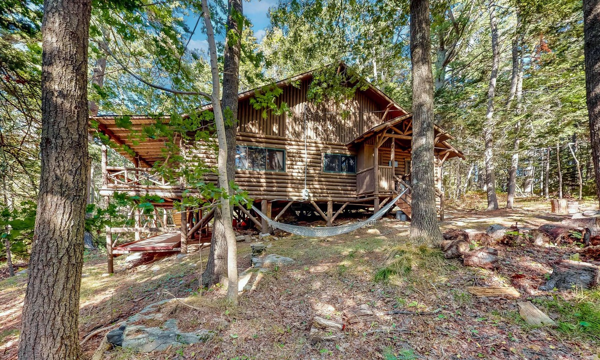 Boothbay Harbor Cabin | Stunning log cabin with fireplace & nature views - near shopping & dining