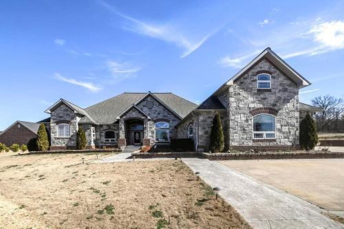 Siloam Springs House | Stylish Comfort Haven with Game Room & Covered Patio in Siloam Springs, Arkansas