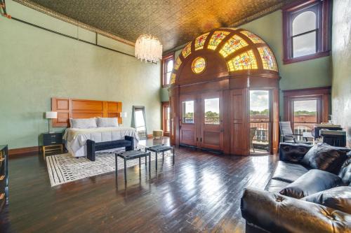 Marshall Apartment | Stylish Private Balcony: Downtown Marshall Studio!