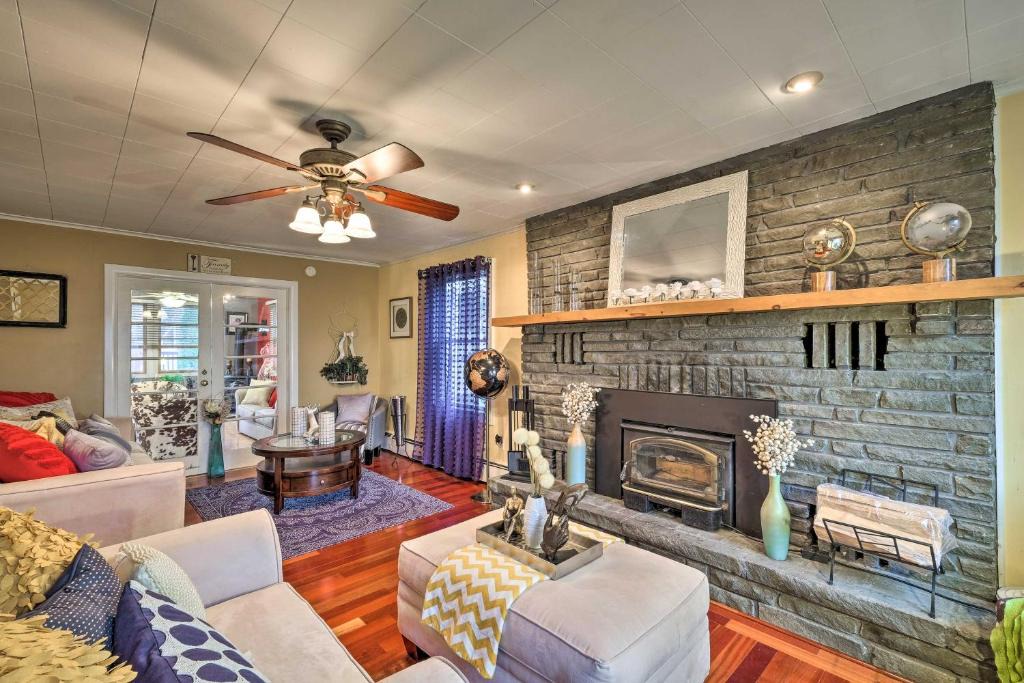 Johnstown House | Stylish Suburban Getaway, 10 Miles to Royal Mtn!