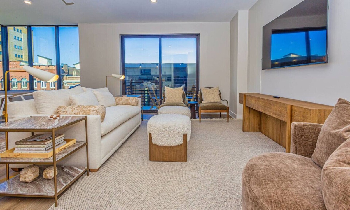 Old City Apartment | Stylish Summit Hill Stay | Balcony + Walk DT