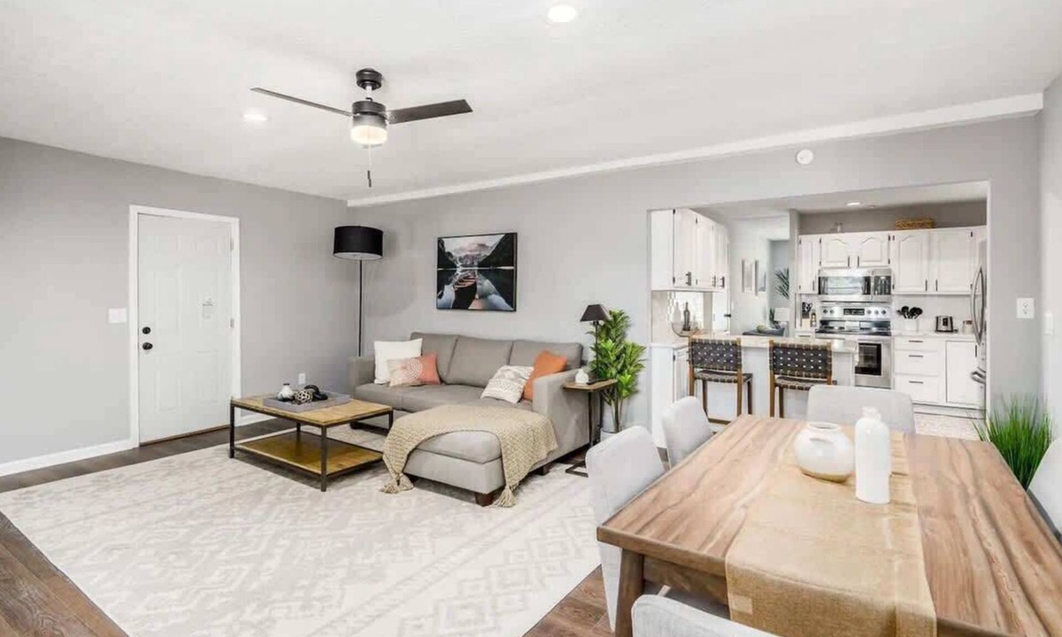 Royal Manor House | Suburban oasis perfect for families & groups