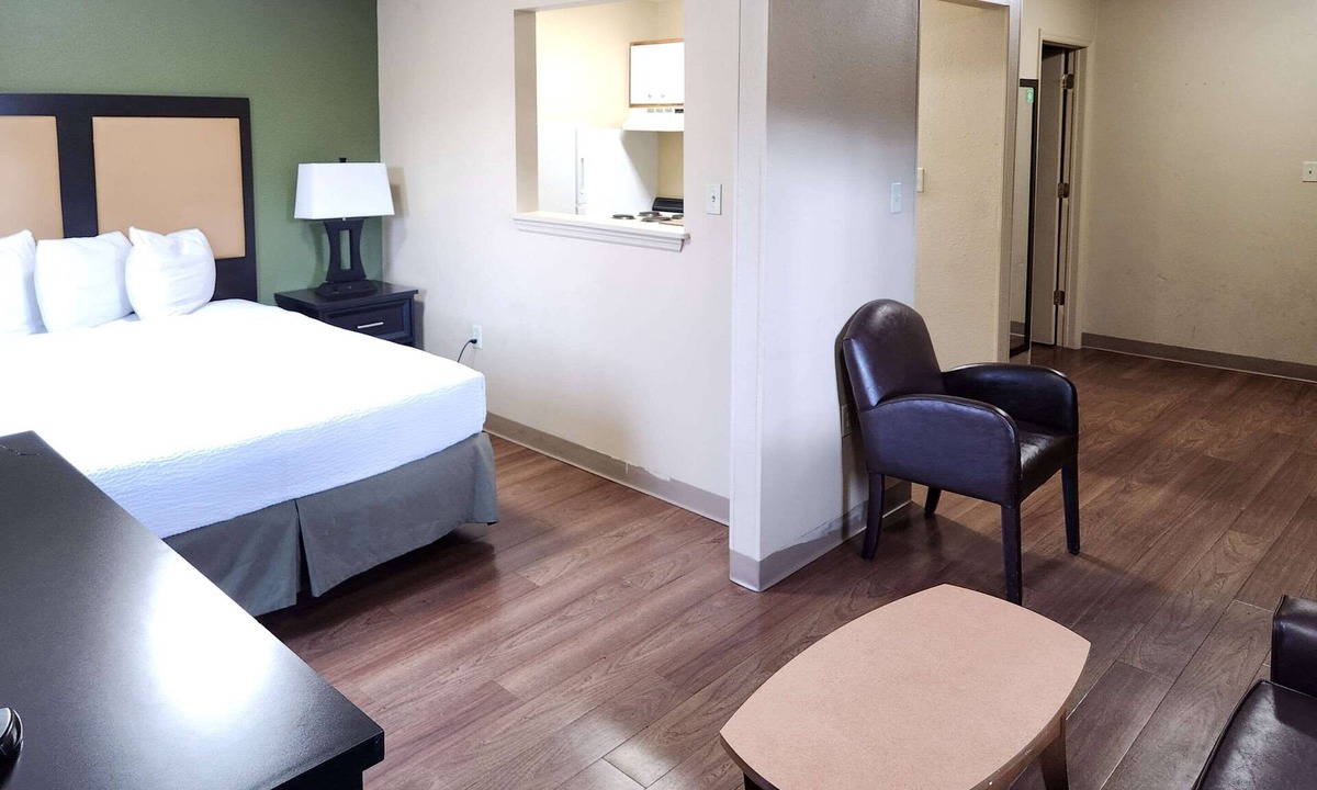 Summit Station Hotel | Suburban Studios Columbus East