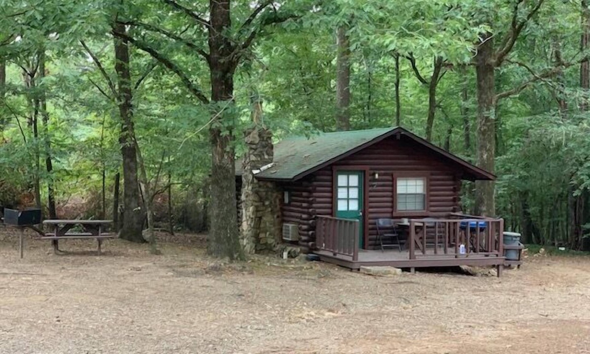 Broken Bow Cabin | Sugarberry Shack | Honeymoon Cabin | Fireplace & Near Beavers Bend