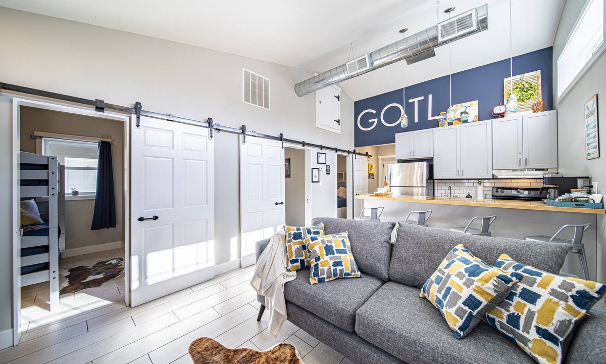 Geneva-on-the-Lake Cottage | Sumner Sands Cottage. A Stylish 3BR Getaway – Walk to GOTL Strip