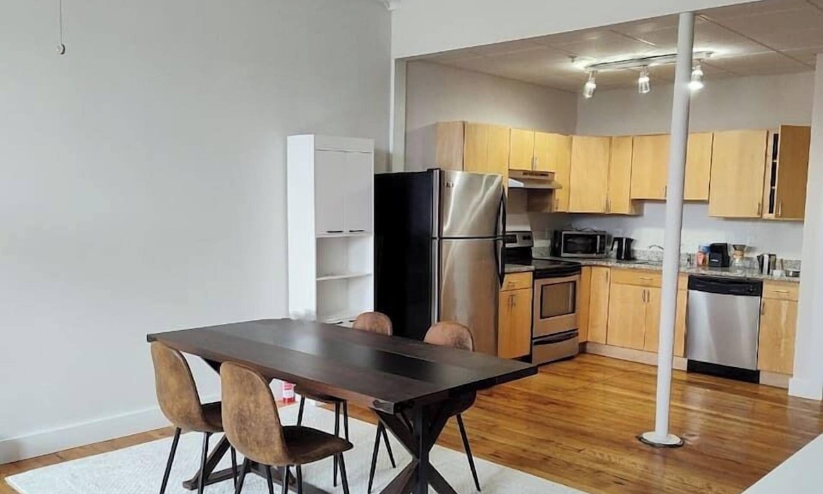 Biddeford Apartment | Sun-Lit Executive's Rest
