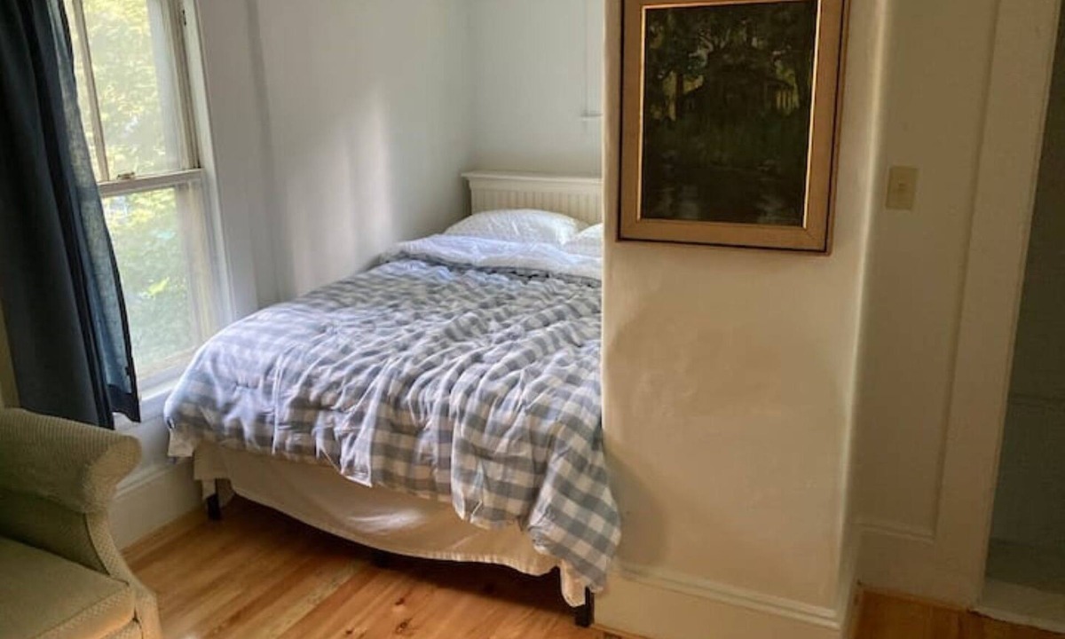 Valley Street Apartment | Sunny + private West End apartment with free parking