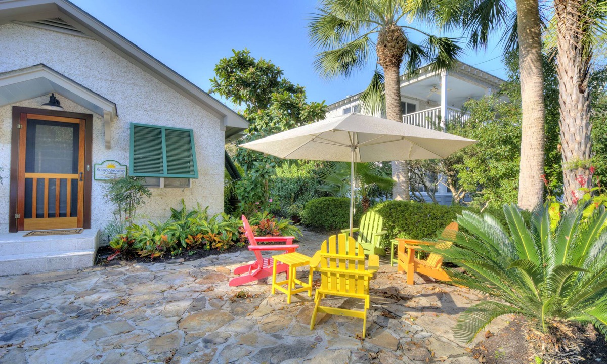 Saint Simons Island House | Sunny Showers-Pet friendly beach cottage steps from the ocean