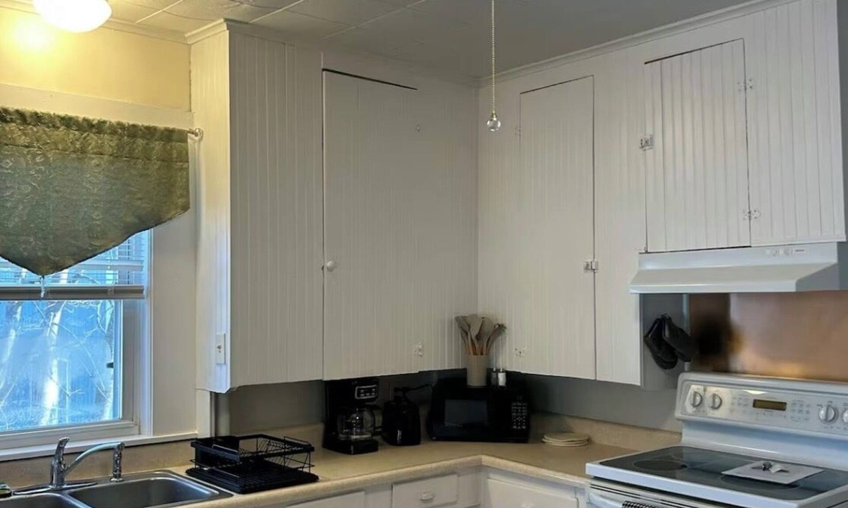 Oakland Apartment | Sunny, Spacious, and Centrally Located