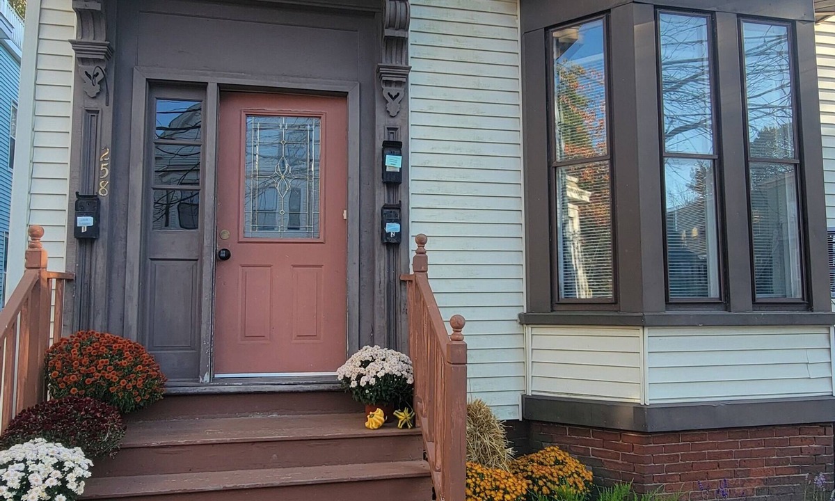 West End Apartment | Sunny West End 1 BR w/High Ceilings & Parking