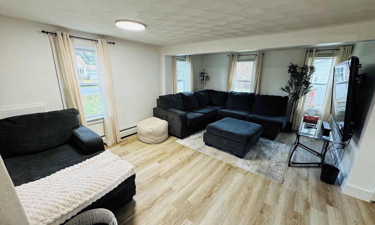 Rochester House | Super Modern 2-Bedroom Riverside Home @ RIT