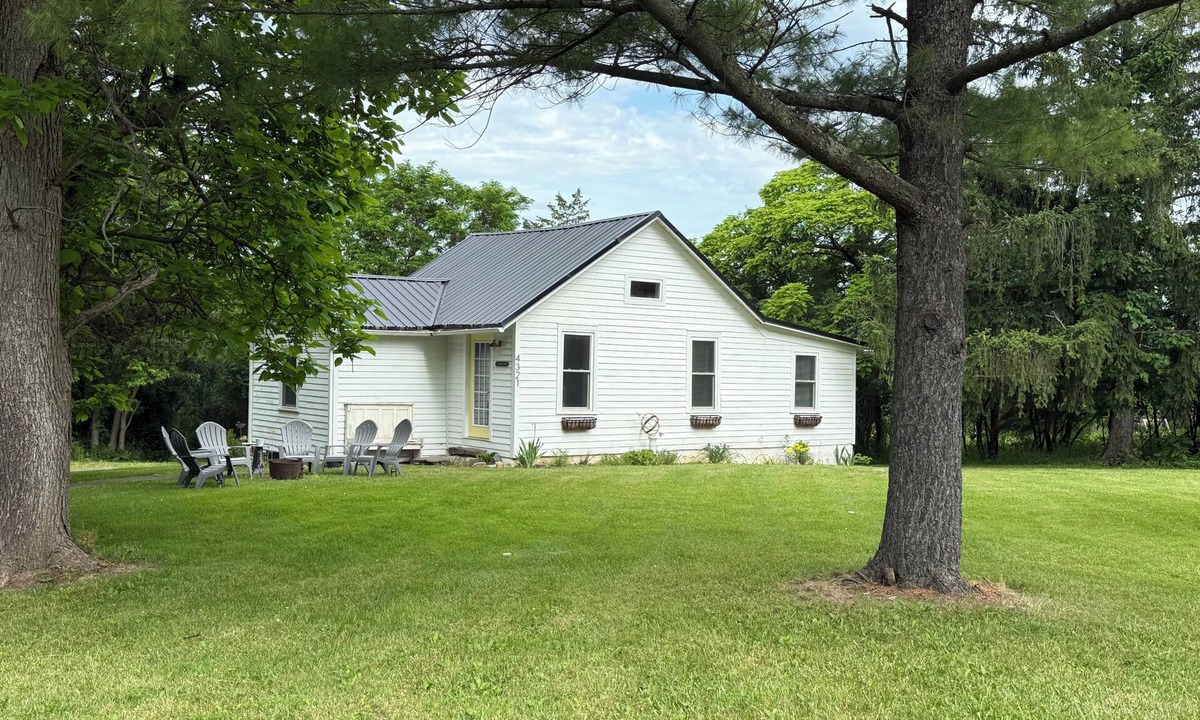Burdett House | Sweet retreat amongst local eats, award-winning wineries, craft brews & hikes!