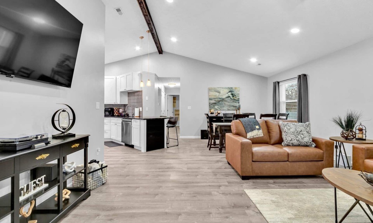 Columbus House | Sweet Retreat in NW Columbus- Perfect for your Labor Day Getaway!