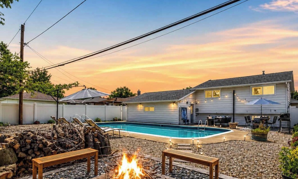 Parma House | Swim & Relax - Pool, Hot Tub and Renovated