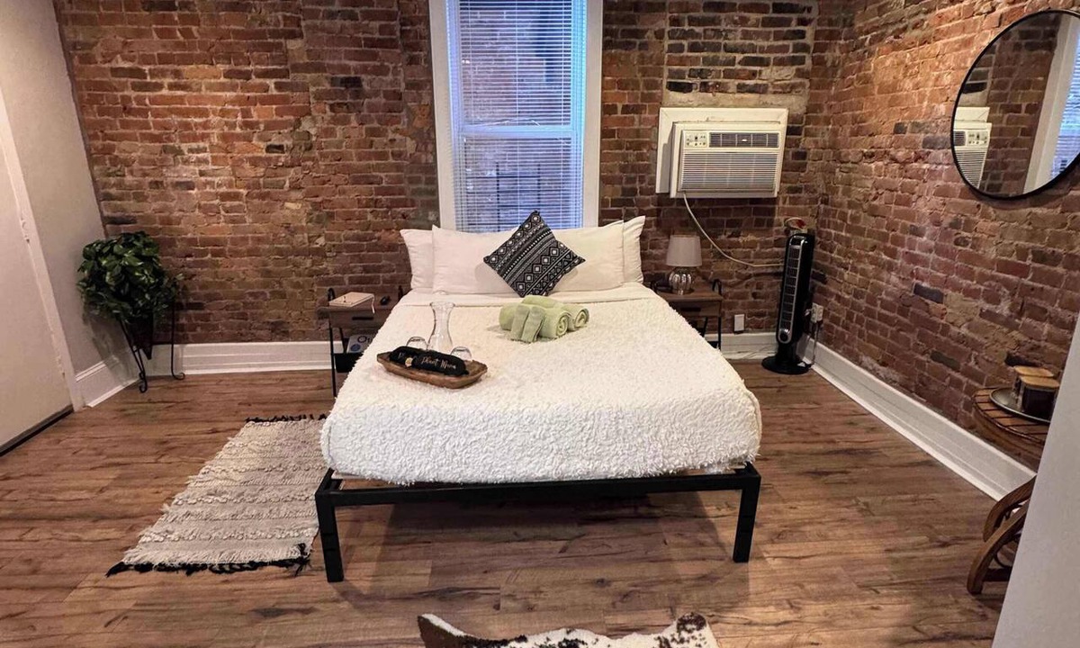 Short North Apartment | The Alcove by Jungle House Downtown & Short North - Walk to High Street - Near Convention Center, OSU & Nationwide Arena Private Parking 5,800 Reviews