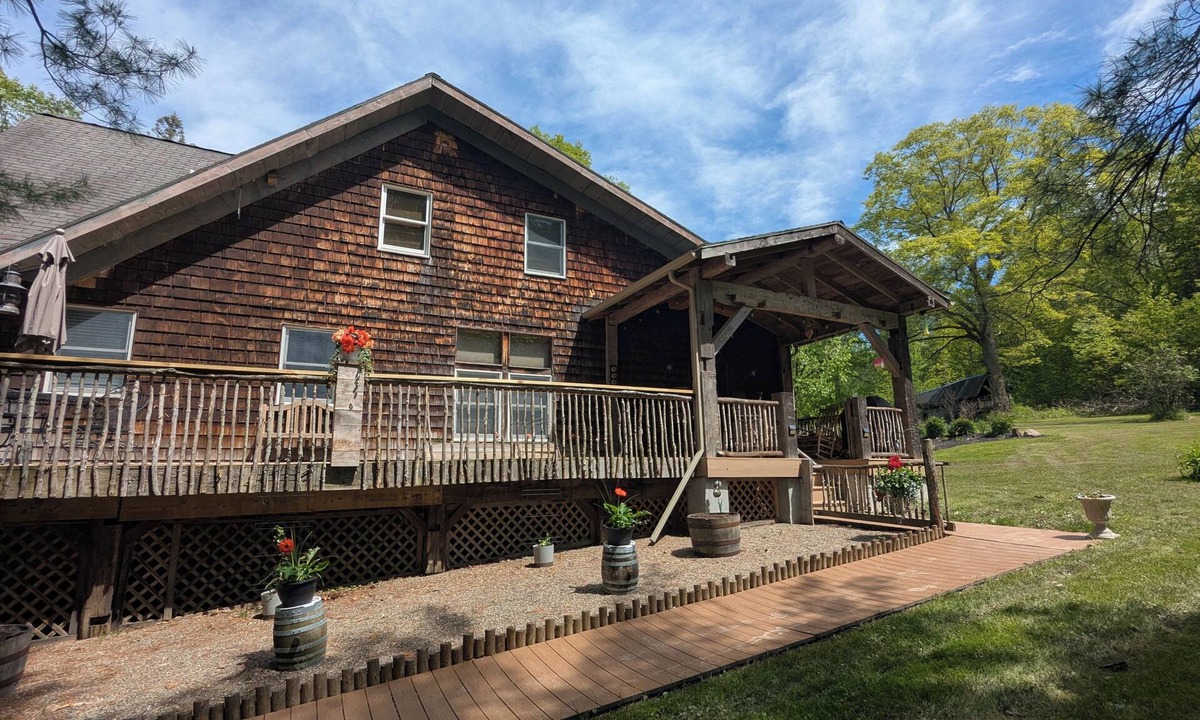 Hammondsport Cabin | The Bean Station Escape~ Private 25 acres near Keuka Lake and pet friendly!