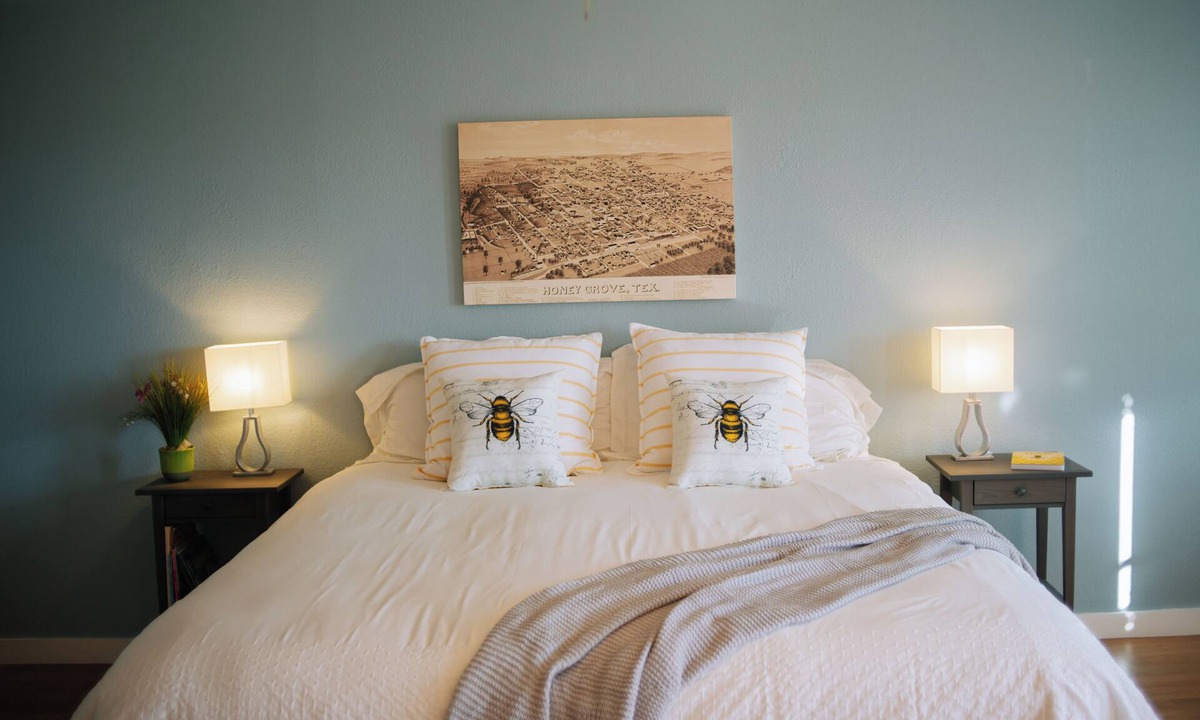Honey Grove Apartment | The Beehive Room: Country Charm 5 mi from Bois D’arc Lake, fast WiFi - Rest!