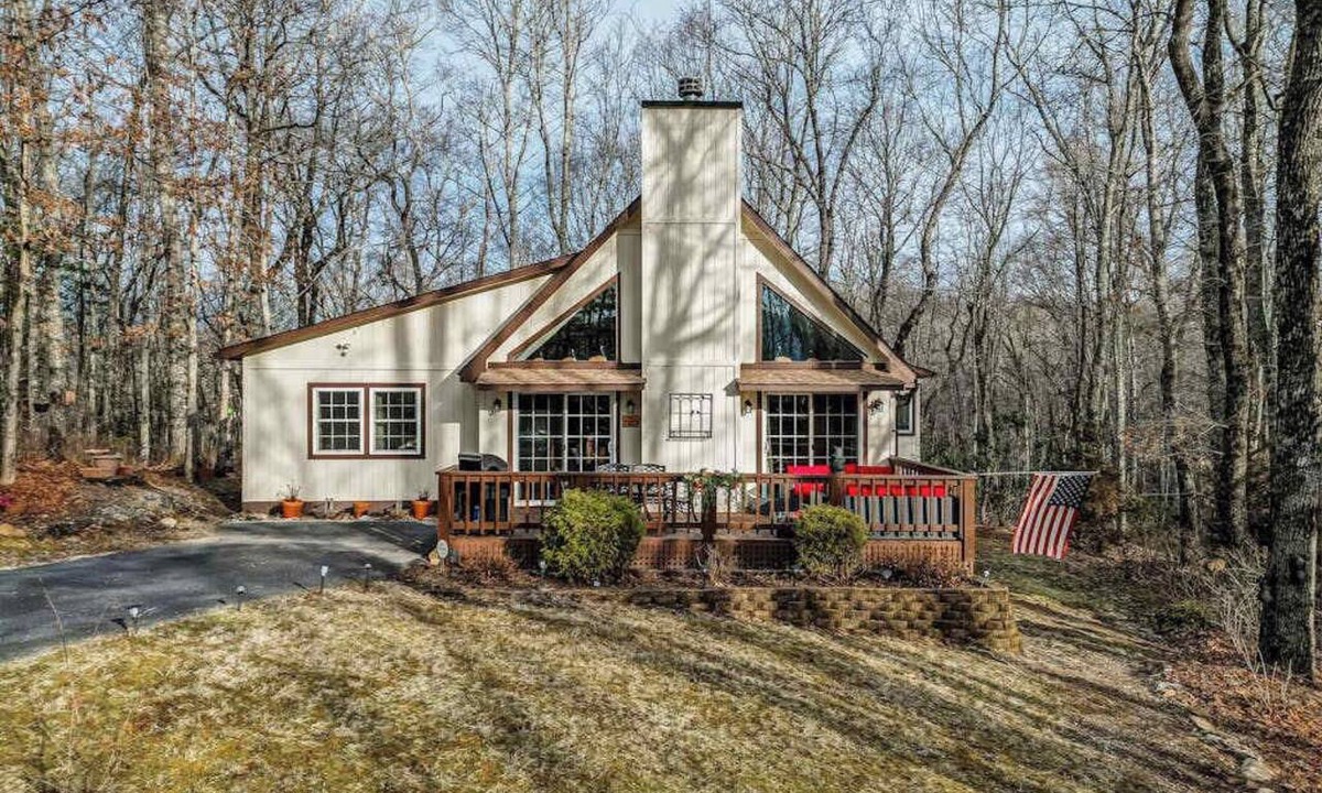 Sky Valley Cabin | The Bird House Stay - Firepit and Grill