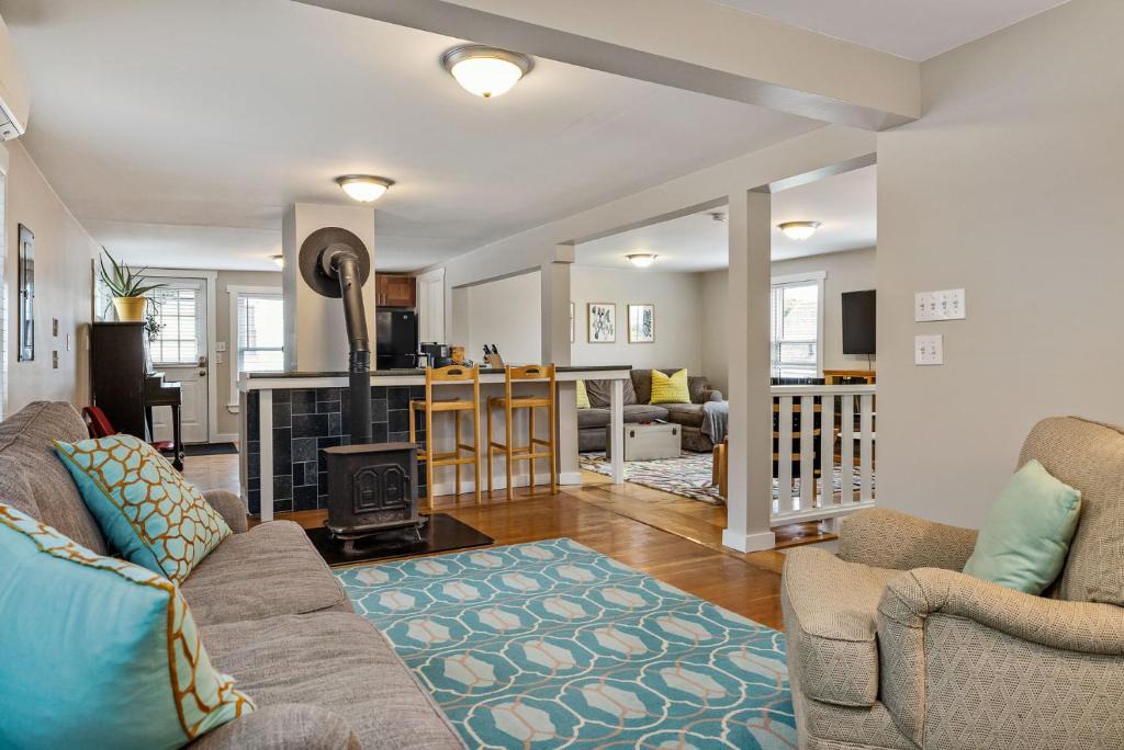 Munjoy Hill Apartment | The Brew House - 2nd Floor Private Apartment - Located above Newscapes Brewing