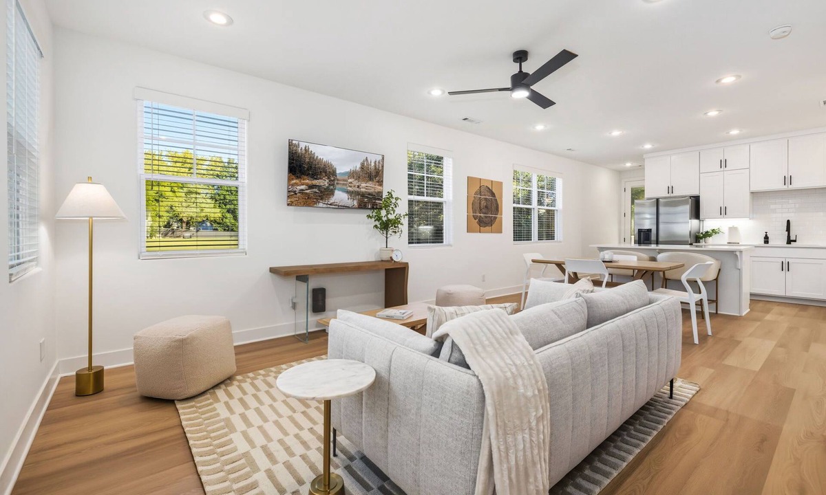 Fayetteville House | The Crystal-0.5 mi to Baum Walker field-1.5 mi to DT