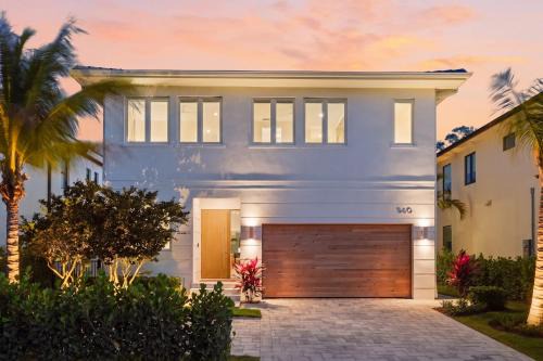 Naples Park House | The Flamingo Retreat - Resort Pool - Walk to Beach