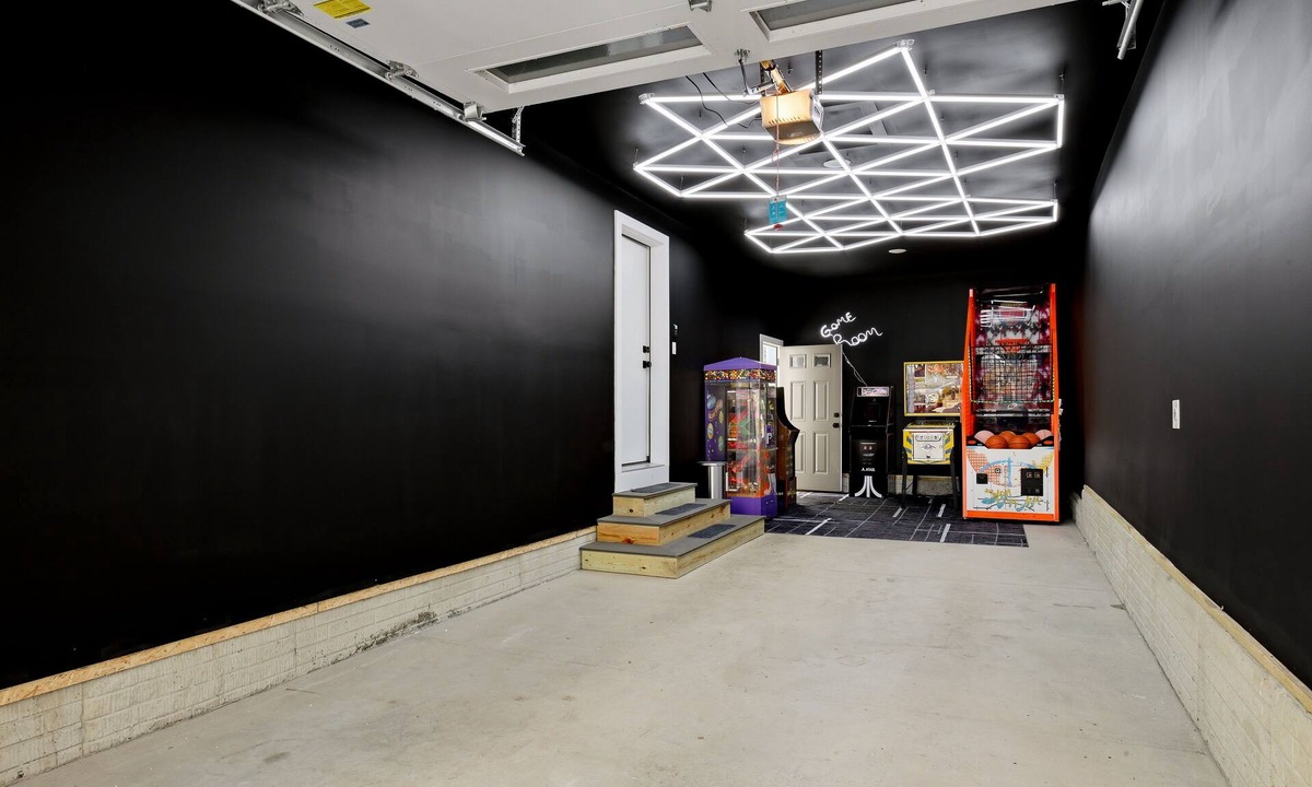 Tremont House | The Golden Goose - Tiki Bar, Game Room, Sleeps 16+