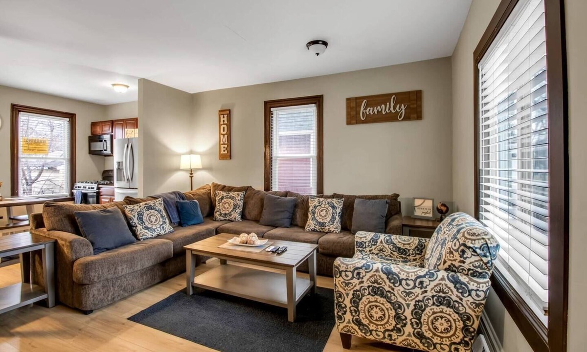 Niagara Falls House | The Grand Gorge Getaway