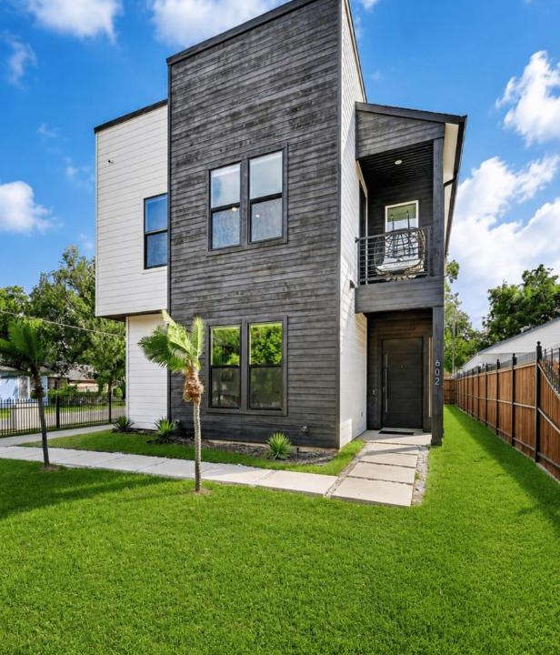 Dallas House | The Hollywood House a Luxury Home With an Outdoor Kitchen and 100 Inch TV