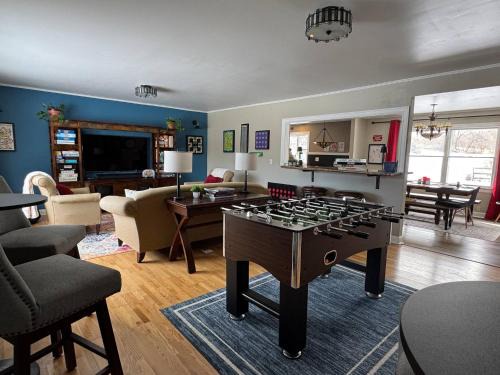 Mount Morris House | THE HUB 3BD 2BA Entire House FRESH FUN 1980s Board Game Vibe beside Letchworth State Park & near SUNY Geneseo