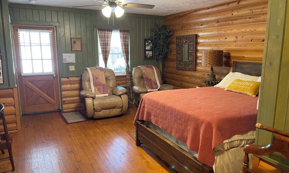 Clayton Hotel | The Mountain Lodge Room - with tall Queen Bed