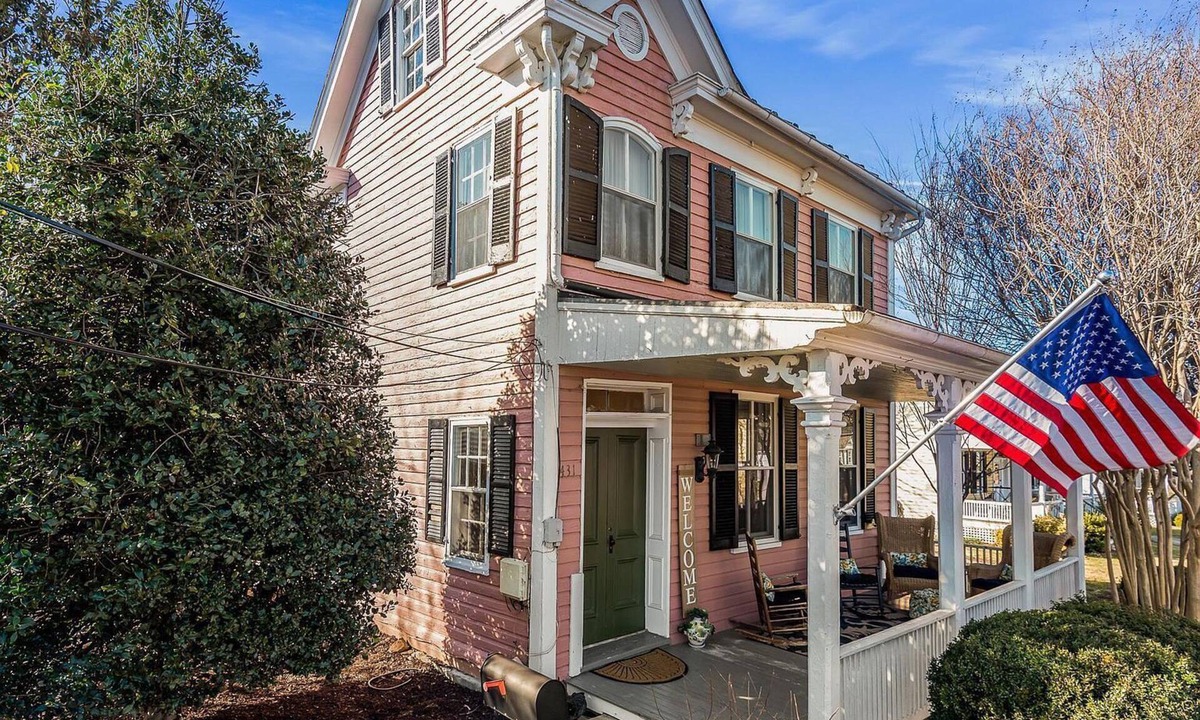 Leesburg's Old and Historic District House | The PINK PEARL in Historic Leesburg