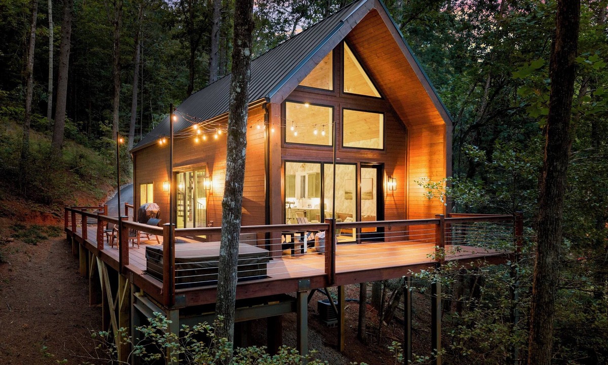 Cleveland Cabin | The Springer Cabin | 37 Acres | Hot Tub | 2 Kings | Pickleball | Mountain Views | <30 minutes to Helen | Book Multiple Cabins for Larger Groups