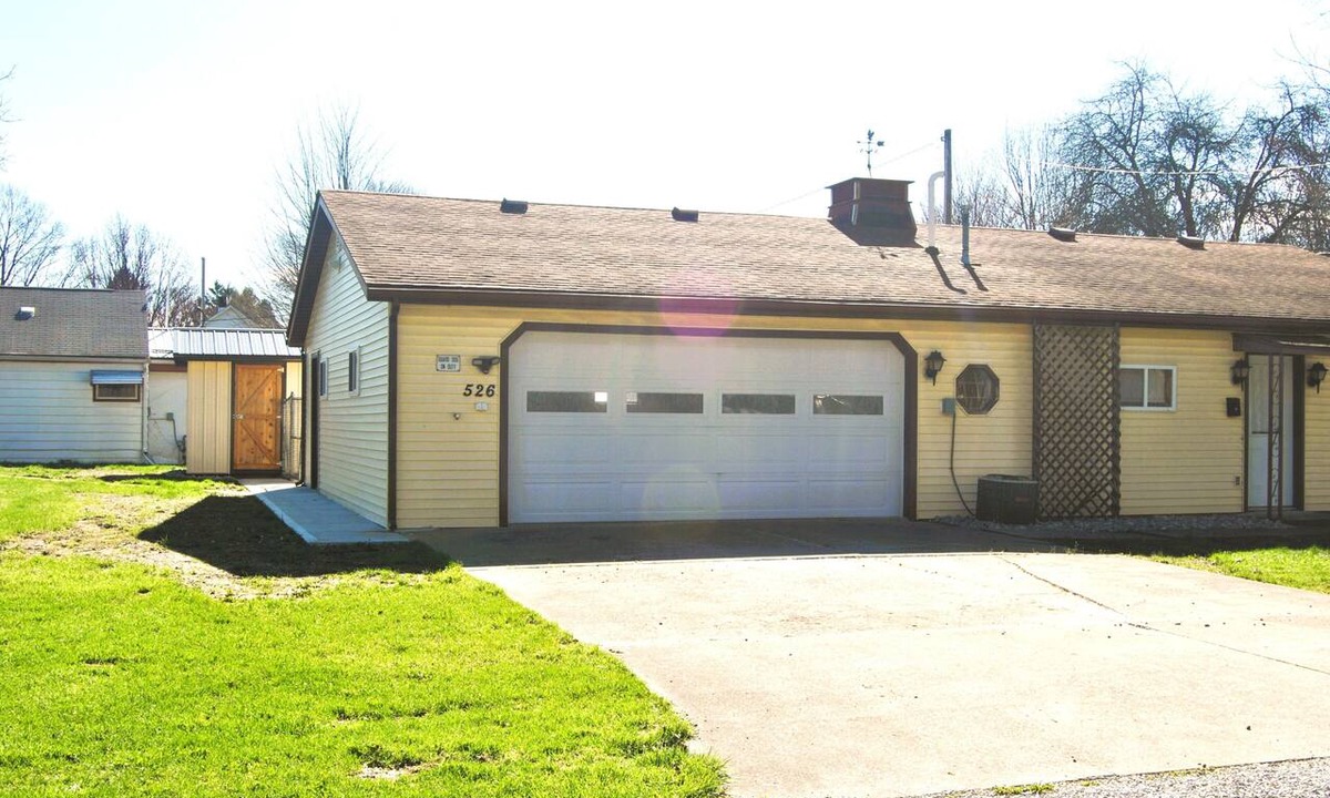 Conneaut House | The Stacy, adjacent to Lake Erie, family friendly and great fishing spot.