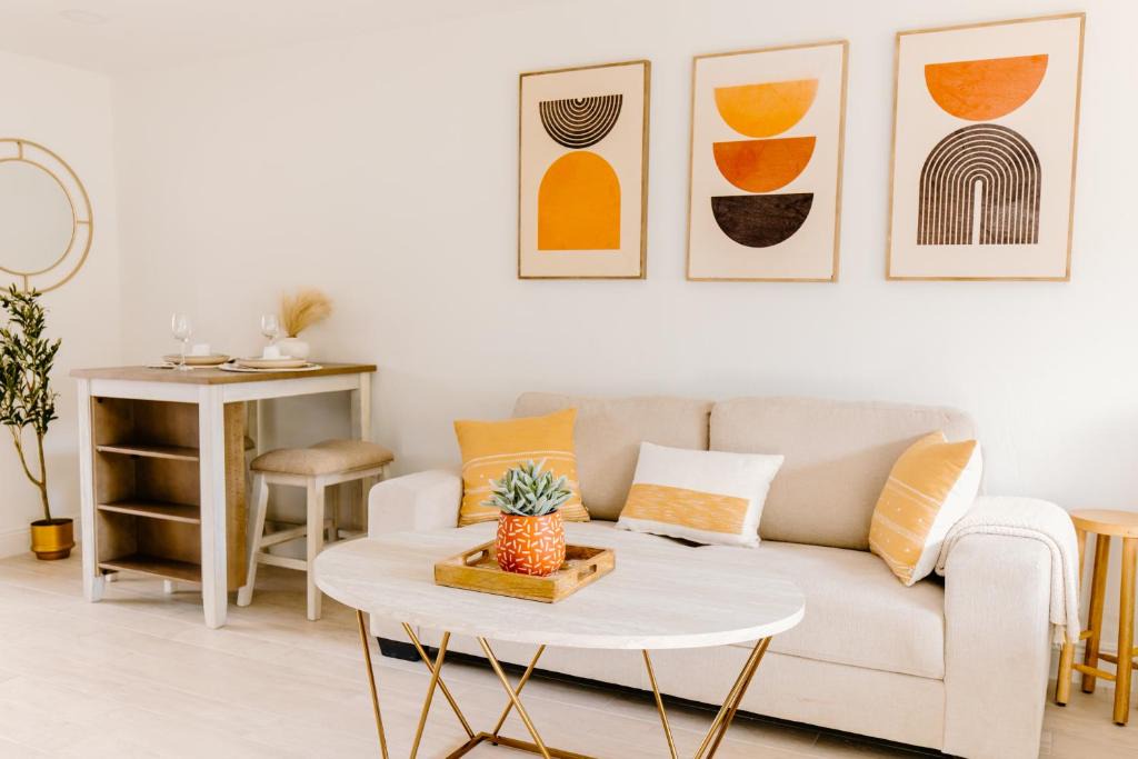 Naples Park Apartment | The Studio! Comfort, Quality, walk to beaches, fully equipped Studio