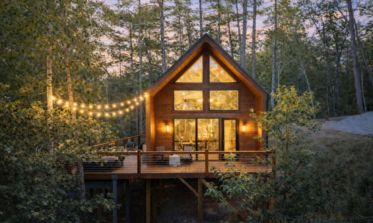 Cleveland Cabin | The Tallulah Cabin | 37 Acres | Hot Tub | 2 Kings | Pickleball | Mountain Views | <30 minutes to Helen | Book Multiple Cabins for Larger Groups