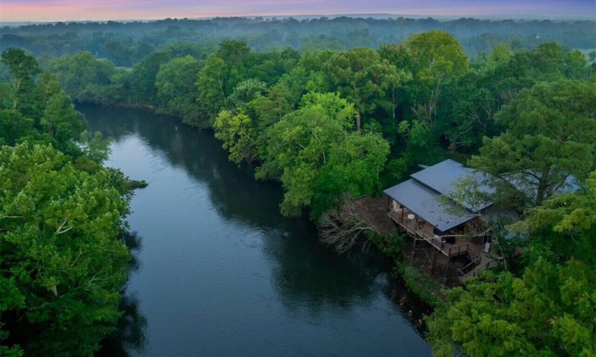 Broken Bow Cabin | The Treehouse River | Riverfront Broken Bow Cabin with Hot Tub, Fire Pit & Grill
