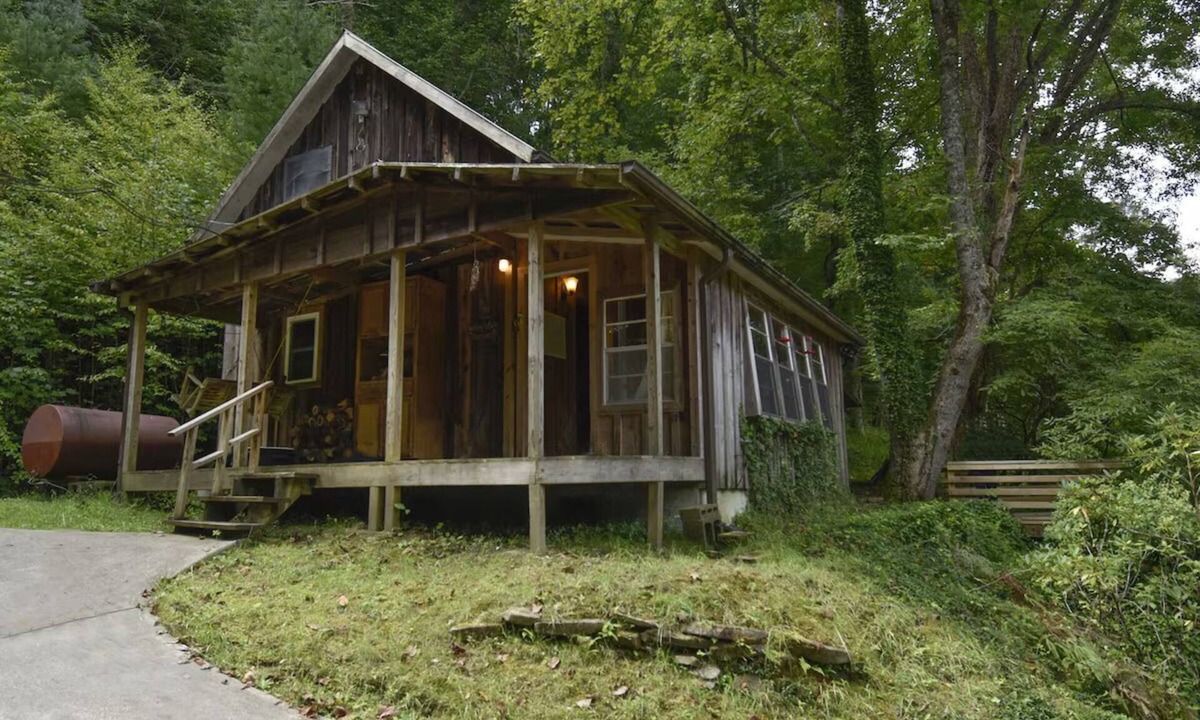 Topton Apartment | The Tulip Poplar Cabin - Perfect for Two People